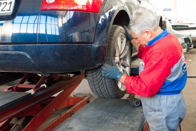 boutique-TRANS EN PROVENCE-min_auto_repair_repair_lift_auto_mechanic_work_clothes_master_professional_man_of_the_fold-685629